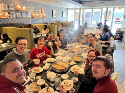 学生 enjoying hot pot.